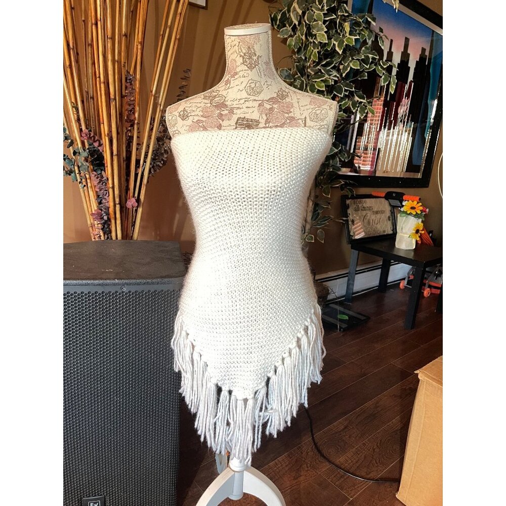 Steve Madden Ivory Knit Triangle Shawl Wrap/Scarf  With Fringe Womens Acrylic OS